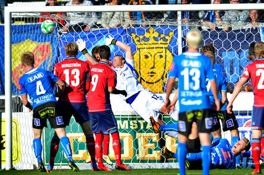 Djurgårdens målvakt Kenneth Høie gör en bra räddning