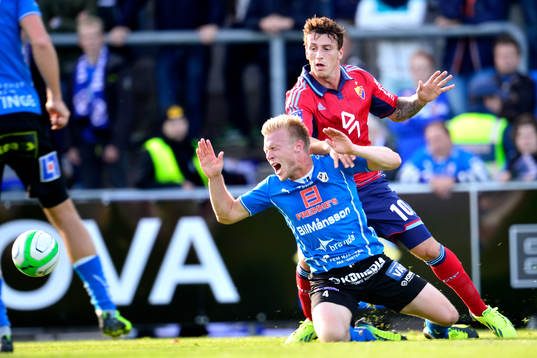 Halmstad Andreas Landgren faller framför Djurgårdens
