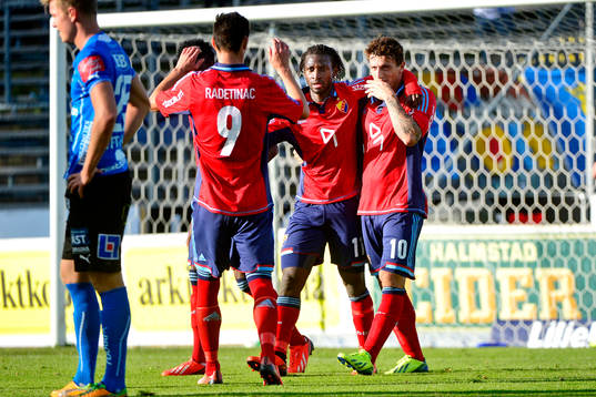 Djurgårdens Amadou Jawo kramas om