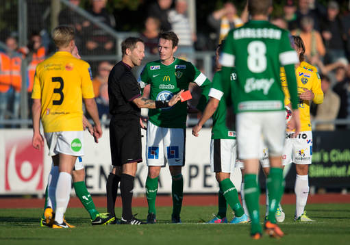 Domare Lars Olsson ger rött kort till Jönköpings Södras