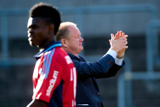 Djurgårdens tränare Per-Mathias Högmo tackar publiken