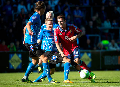 Halmstad Rickard Magyar trycker till Djurgårdens Erton