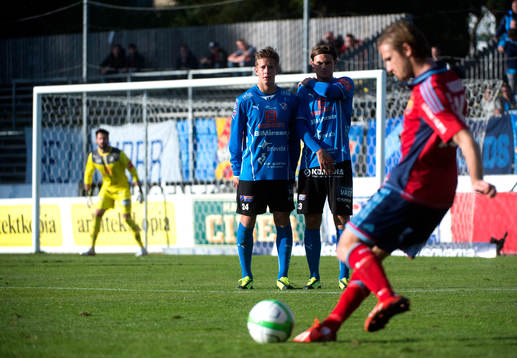 Djurgårdens Jesper Arvidsson slår en frispark