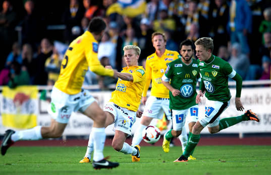 Falkenbergs Per Frick spelar fram bollen