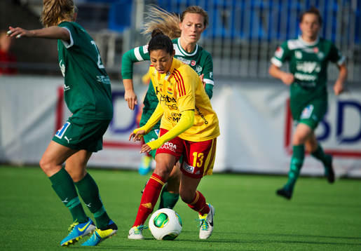 Tyresös Christen Press dribblar