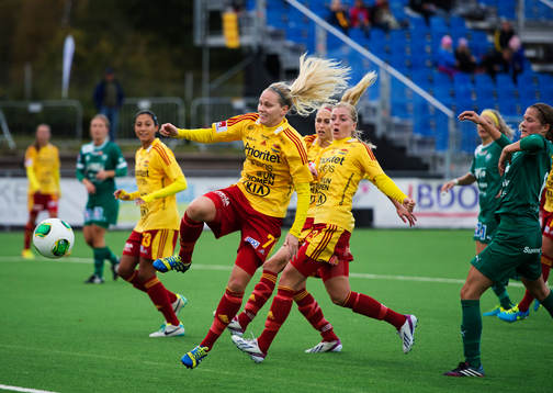 Tyresös Lisa Dahlkvist missar bollen framför mål