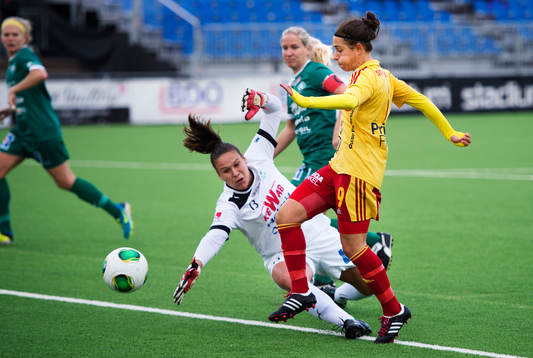 Tyresös Veronica Boquete tar sig förbi Mallbackens