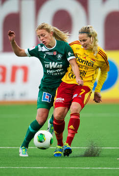 Mallbackens Mimmi Larsson och Tyresös Lisa Dahlkvist i en