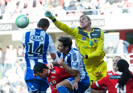 Kalmars målvakt Lars Cramer boxar bort framför Hjalmar