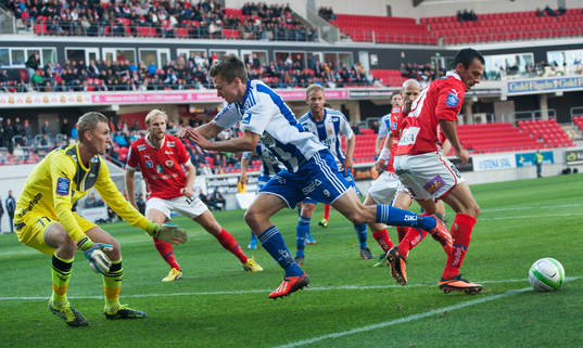 Lars Vibe, IFK Göteborg, glömmer bollen, som tas omband