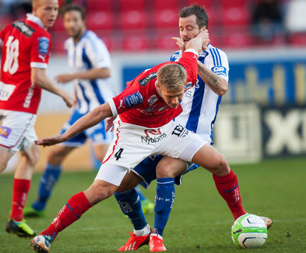 Erik Israelsson, Kalmar, trycker till Pontus Farnerud,