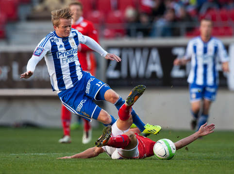 Erik Israelsson, Kalmar, glidtacklar Sam Larsson,