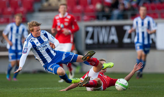 Erik Israelsson, Kalmar, glidtacklar Sam Larsson,