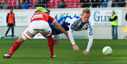 Mats Solheim, Kalmar, stoppar Sam Larsson, Göteborg, i