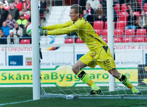 Nära 0-1, men Lars Cramer, målvakt, Kalmar, räddar på