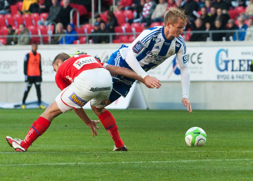 Mats Solheim, Kalmar, stoppar Sam Larsson, Göteborg, i