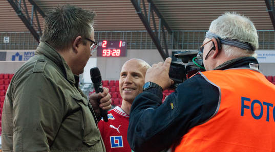 En nöjd Henrik Rydström, kalmar, när ljustavlan lyser