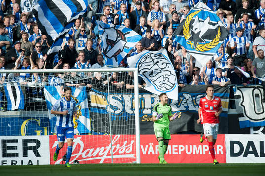 John Alvbåge, målvakt, Göteborg, eldar på sina spelare