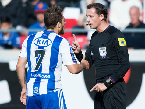 Andreas Ekberg, domare, förmanar Tobias Hysén i