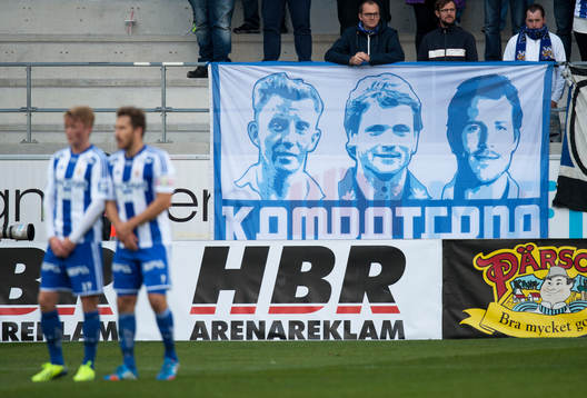 Banderoll med tre IFK Göteborgs-legendarer, Bertil