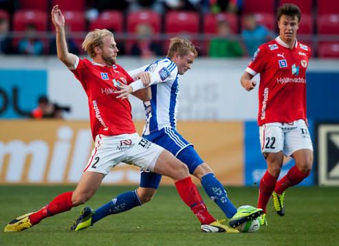 Sam Larsson, Göteborg, glidtacklas av Markus
