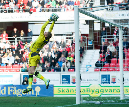 Nära 0-1, men Lars Cramer, målvakt, Kalmar, räddar på