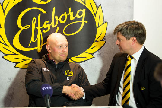 Elfsborgs ordförande Bo Johansson skakar hand med Klas