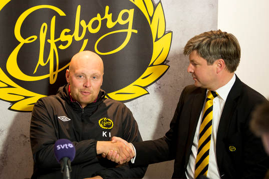 Elfsborgs ordförande Bo Johansson skakar hand med Klas