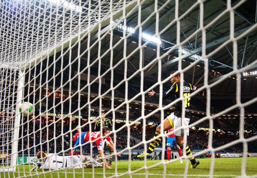 s Robin Quaison skjuter in 2-1