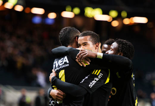 s Robin Quaison kramas om av lagkamrater