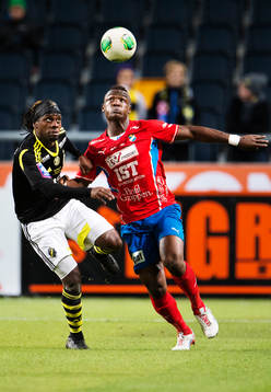 s Martin Kayongo-Mutumba i en duell med Östers Alhaji Gero