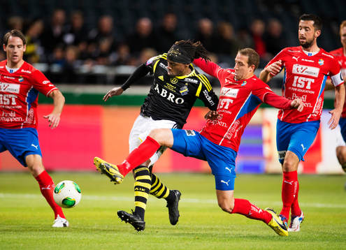 s Martin Kayongo-Mutumba utmanas av Östers Kenny Pavey