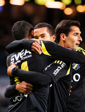 s Nabil Bahoui, Robin Quaison och Celso Borges kramar om