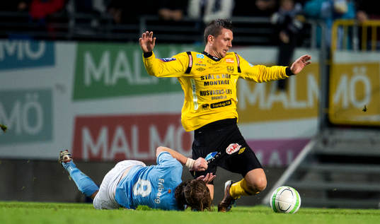 Malmös Erik Friberg drar ner Mjällbys Kristian Haynes