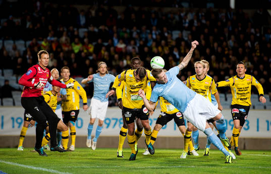 Mjällbys målvakt Mattias Asper ser när Malmös Pontus