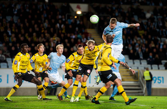 Malmös Pontus Jansson nickar mot mål