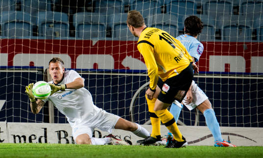 Malmös Johan Dahlin, målvakt, räddar skottet från