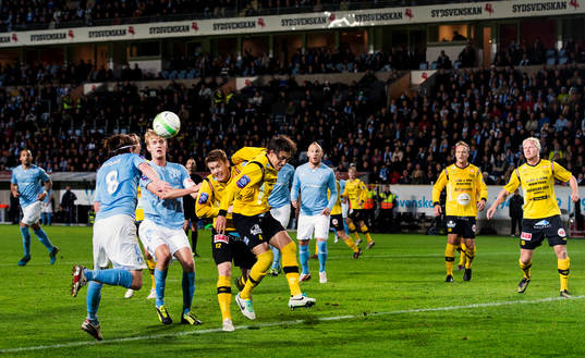 Malmös Erik Friberg nickar in 1-0