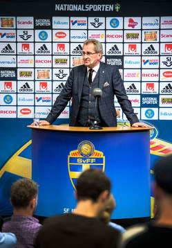 Presskonferens med förbundskaptenen Erik Hamrén