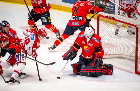Timrås Johan Porsberger pressar på Djurgårdens  målvakt