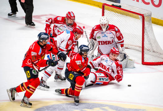 Djurgårdens Dustin Johner och Markus Ljungh jagar puck