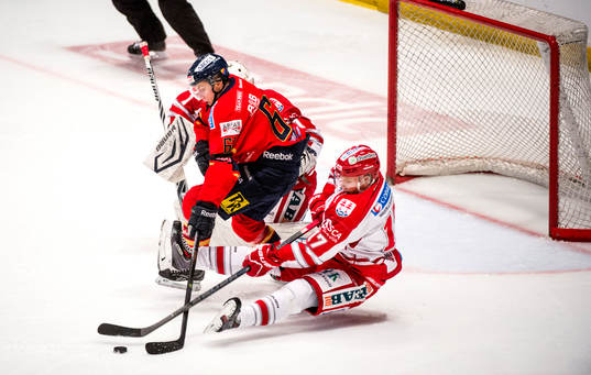 Djurgårdens Markus Ljungh pressar Timrås Anton Wedin och