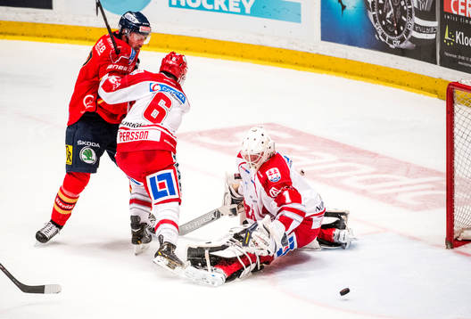 Timrås Robin Persson pressar undan Djurgårdens Mikael