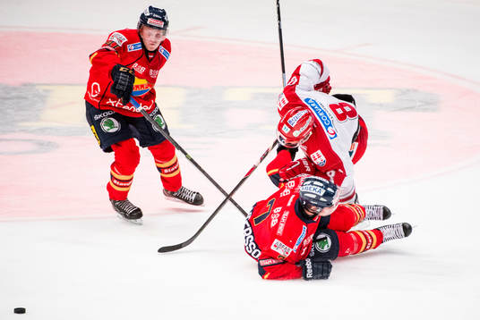 Djurgårdens Alexander Falk och Nils Andersson stoppar