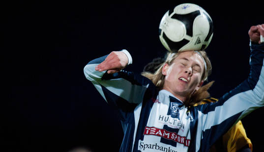 En Kristianstads-spelare nickar, bollen faller platt mot