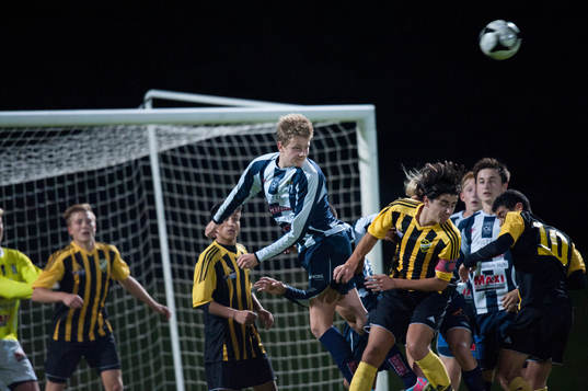 En Kristianstads-spelare nickar undan