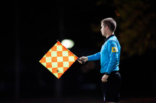 Assisterande domare vinkar för offside