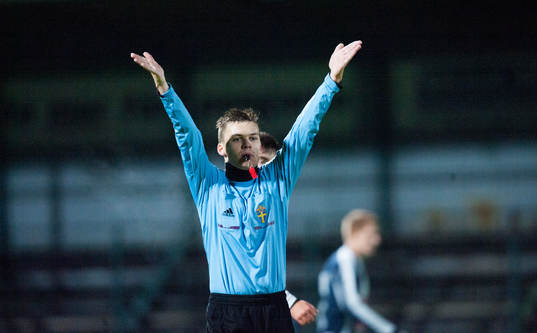 Domaren blåser av matchen, slutsignal