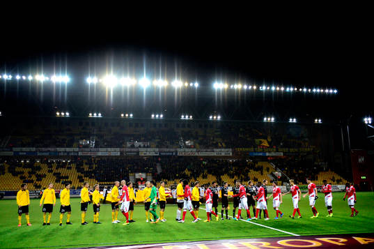 Lagen tar i hand innan fotbollsmatchen i Europa Leagues