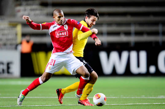 Standard Lieges William Vainqueur i kamp om bollen med